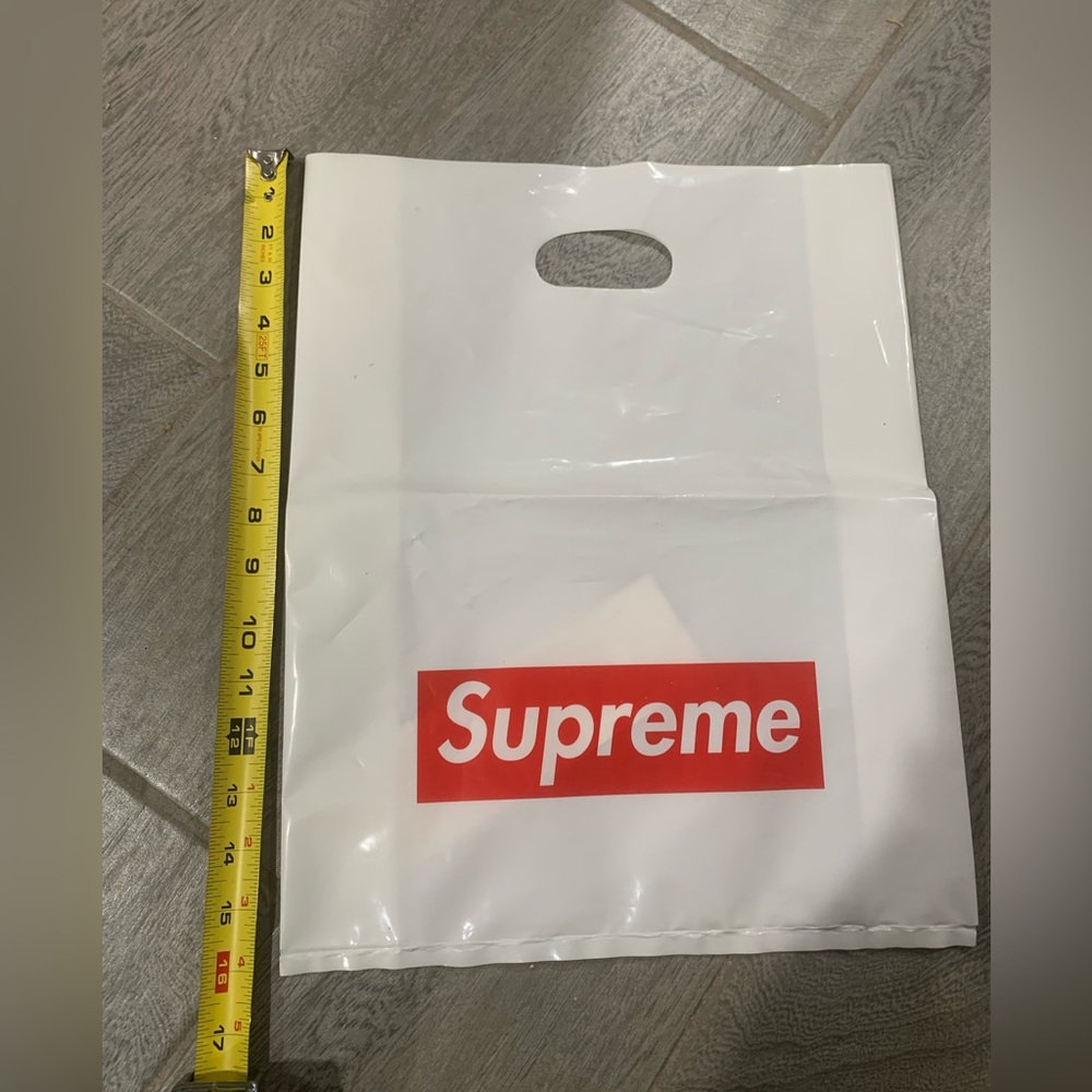 Supreme shopping bag & Supreme sticker